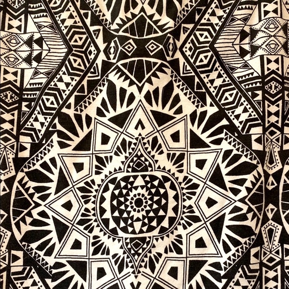 Geometric Black and White mini skirt - Picture 2 of 4